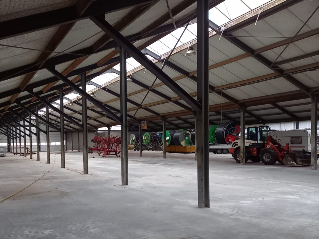 Binnen in de stalling