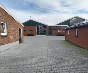 Vooraanzicht van onze stalling in Wanroij.